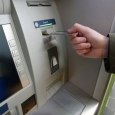 Gdy wypłacasz pieniądze z bankomatu? UWAŻAJ