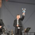 Z gitarą  i mikrofonem przez  45 lat zespołu Consonans