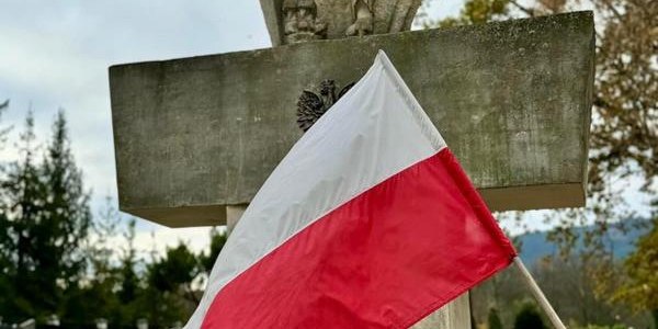 Młodzież ze Szkoły Podstawowej w Podłopieniu oddała hołd żołnierzom poległym w I i II wojnie światowej a pochowanym na cmentarzu parafialnym i wojennym w Tymbarku